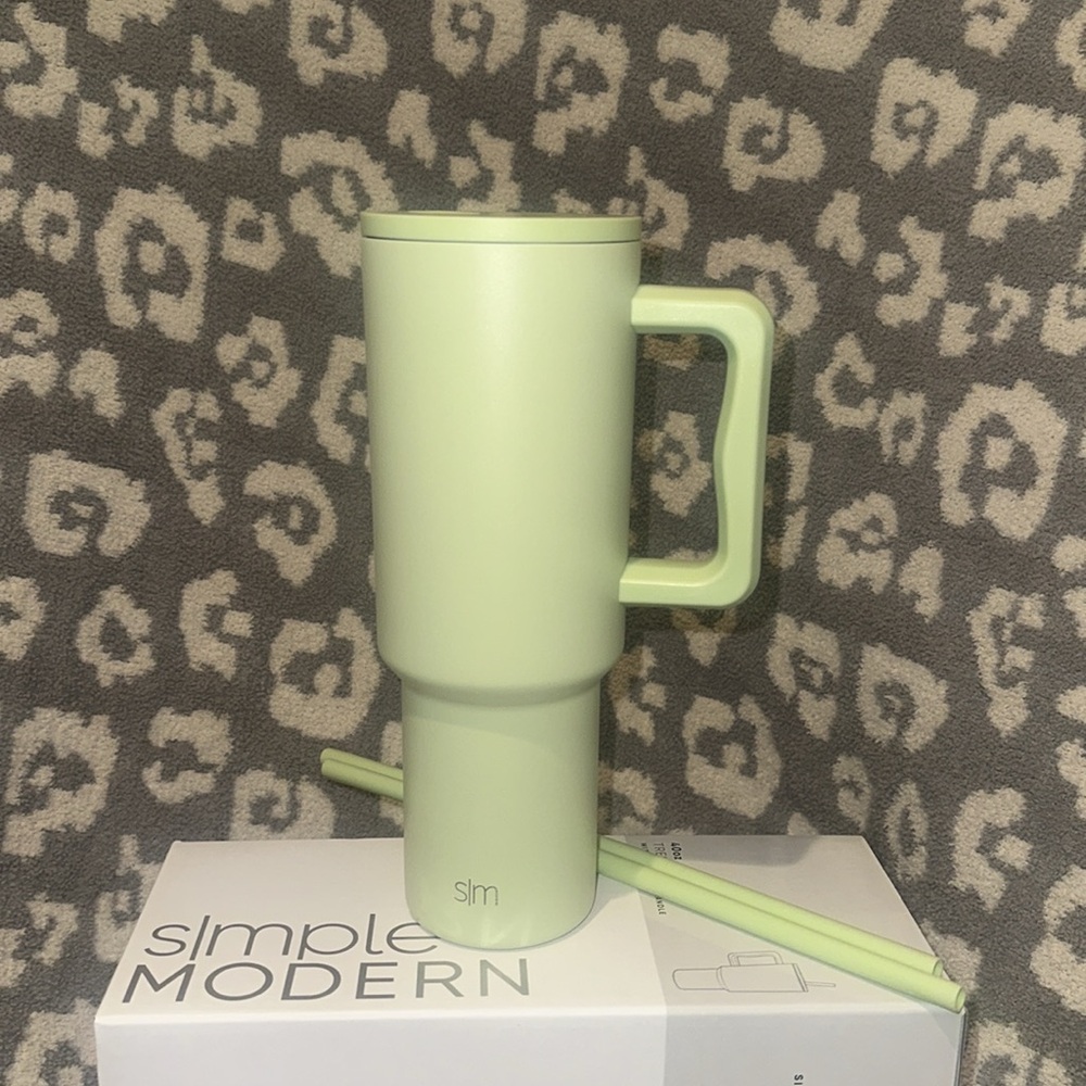 Simple Modern TREK 40oz Tumbler in Sandy Seas 😍 New 🆕 & Never Used ❤️